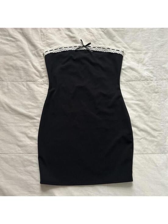 Charlotte Russe Dresses & Skirts - Y2K paper tag Charlotte Russe Black strapless bodycon dress with white lace trim